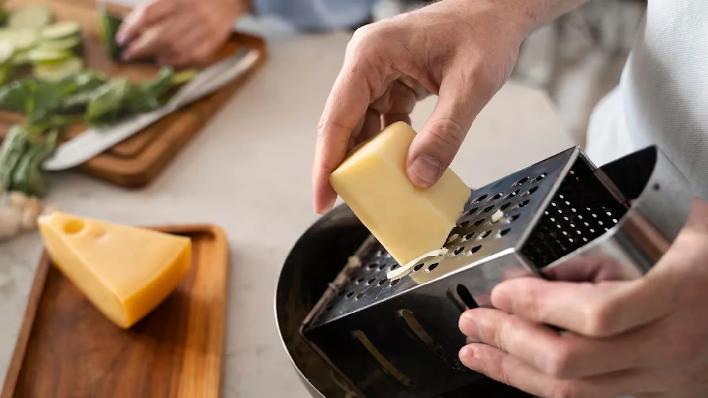 Addio alla grattugia tradizionale: ecco il nuovo utensile di tendenza, più veloce e pratico