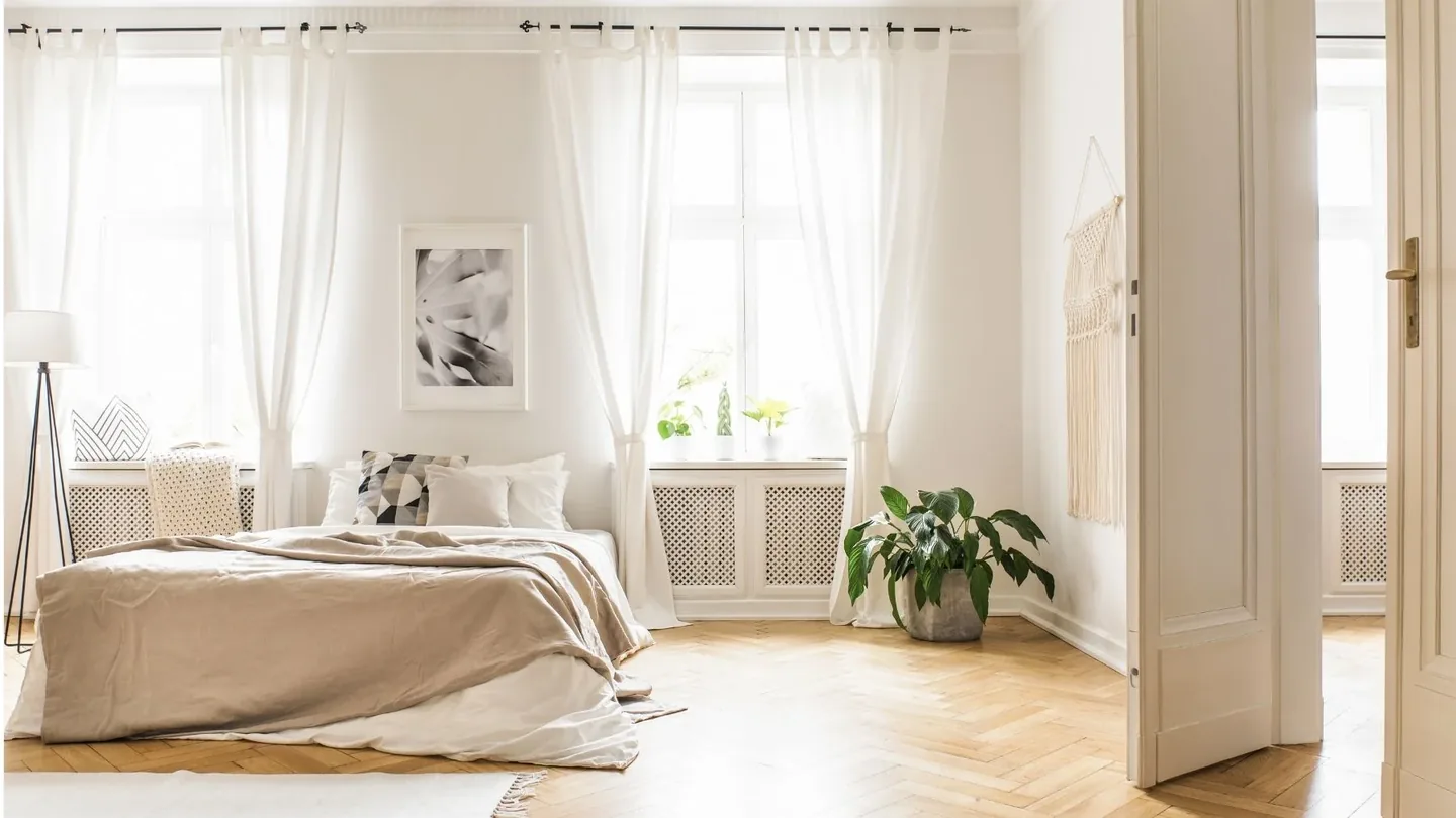 Addio alle tende alle finestre: 6 idee semplici che ti risolvono privacy, luce e stile in casa
