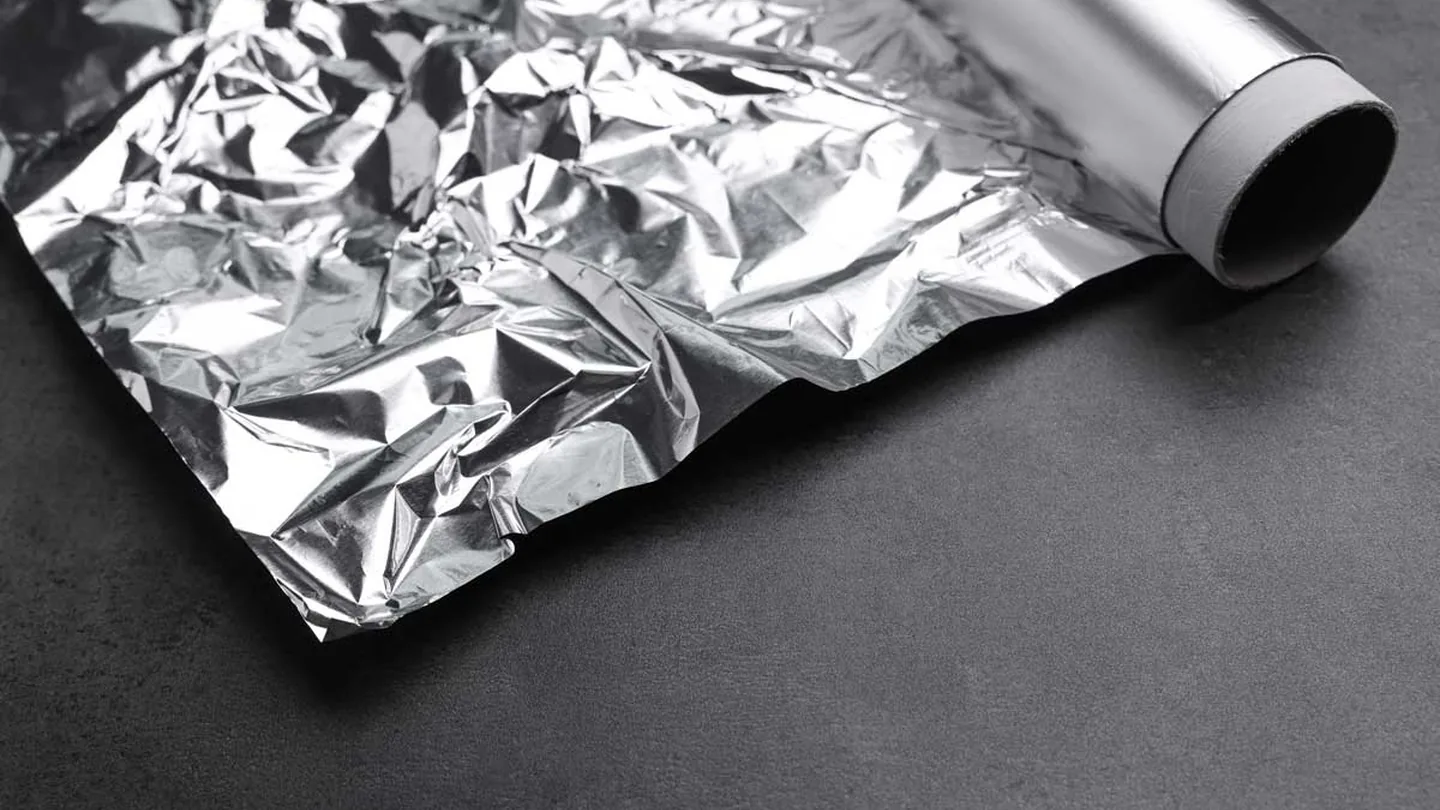 Allontanare i piccioni dal balcone con la carta alluminio: il trucco semplice che funziona davvero