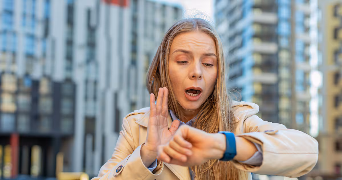 Arrivare tardi al lavoro senza perdere salario: cosa prevede davvero la sentenza