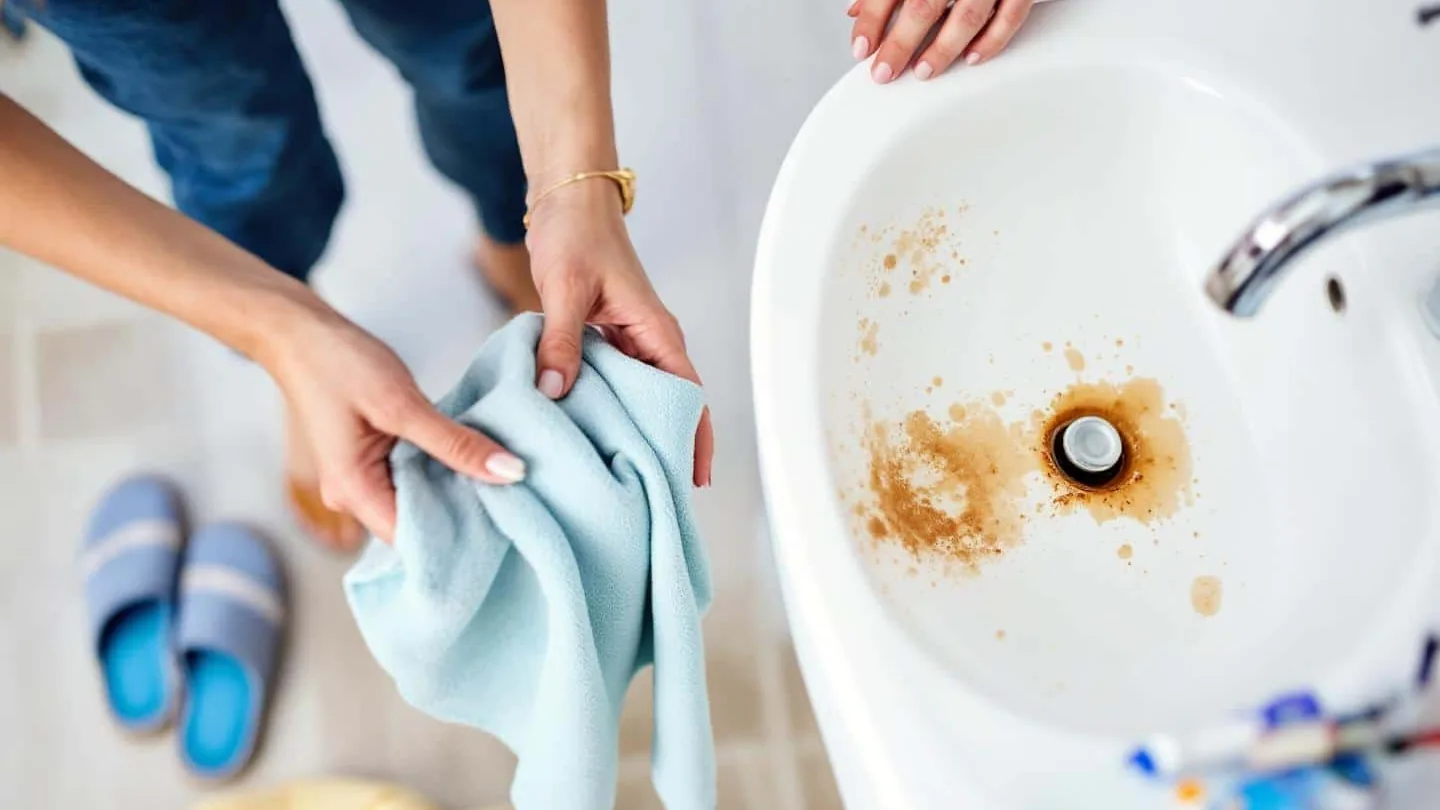 Attenzione a questi 4 errori comuni che sporcano il bagno già il giorno dopo aver pulito!