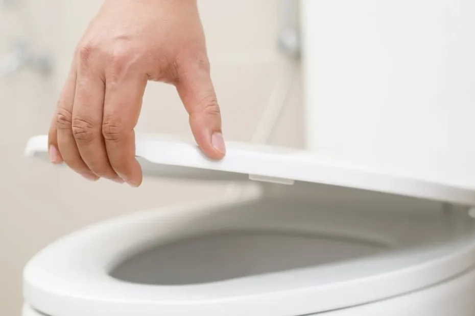 Bagno più igienico in pochi secondi: il semplice gesto che molti dimenticano