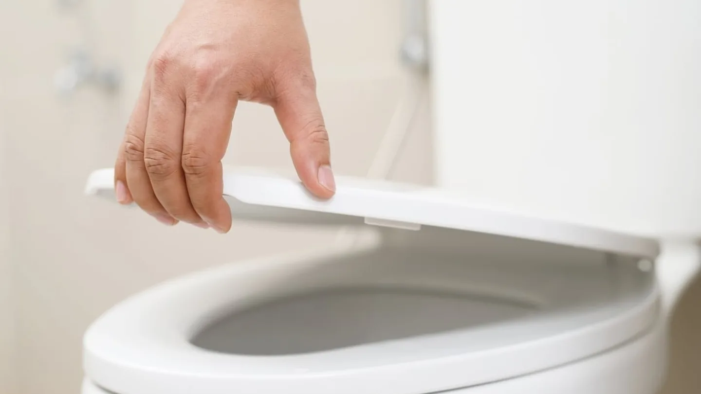 Bagno più igienico in pochi secondi: il semplice gesto che molti dimenticano