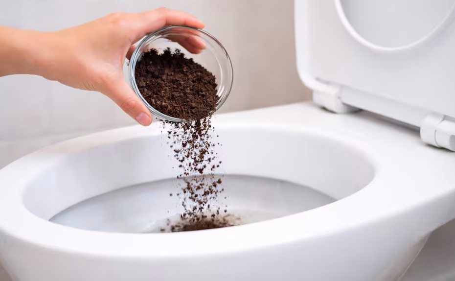 Bagno senza cattivi odori con i fondi di caffè: il metodo semplice che molti consigliano
