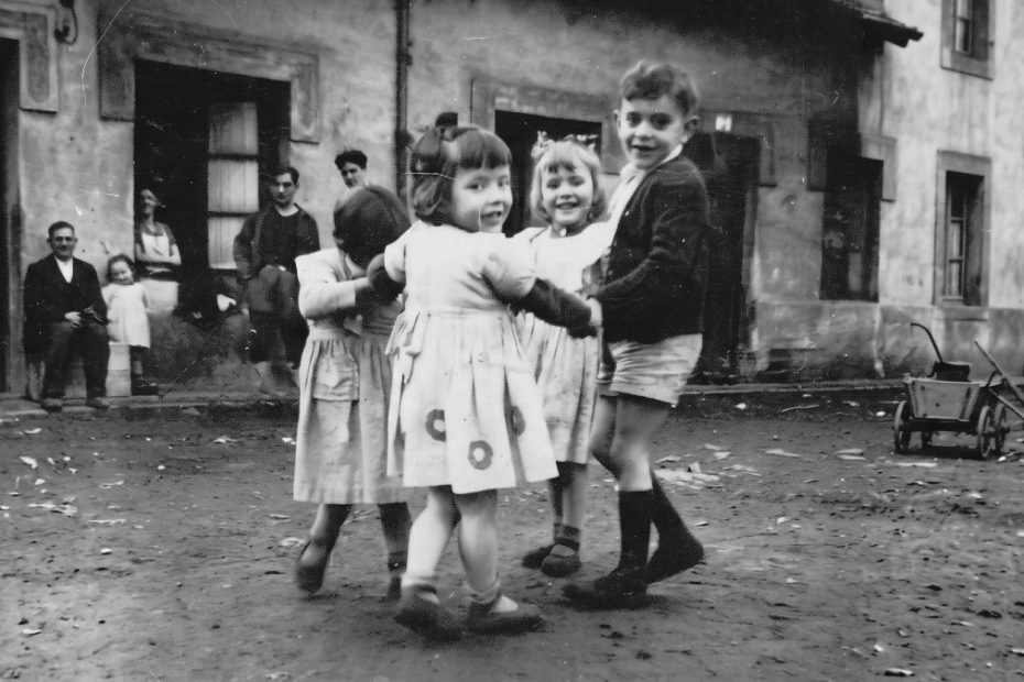 Bambini più autonomi anni ’90 e 2000: il vero motivo secondo la psicologia, non è una “migliore” educazione