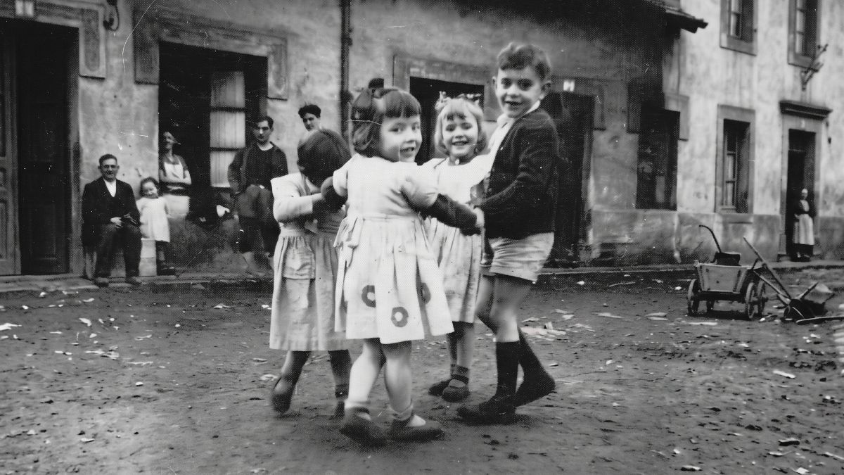 Bambini più autonomi anni ’90 e 2000: il vero motivo secondo la psicologia, non è una “migliore” educazione