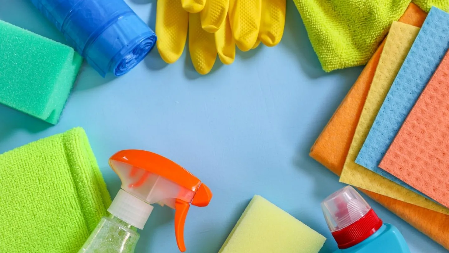 Basta con i prodotti costosi: ecco come preparare il miglior detergente per rendere la tua cucina e il tuo bagno impeccabili