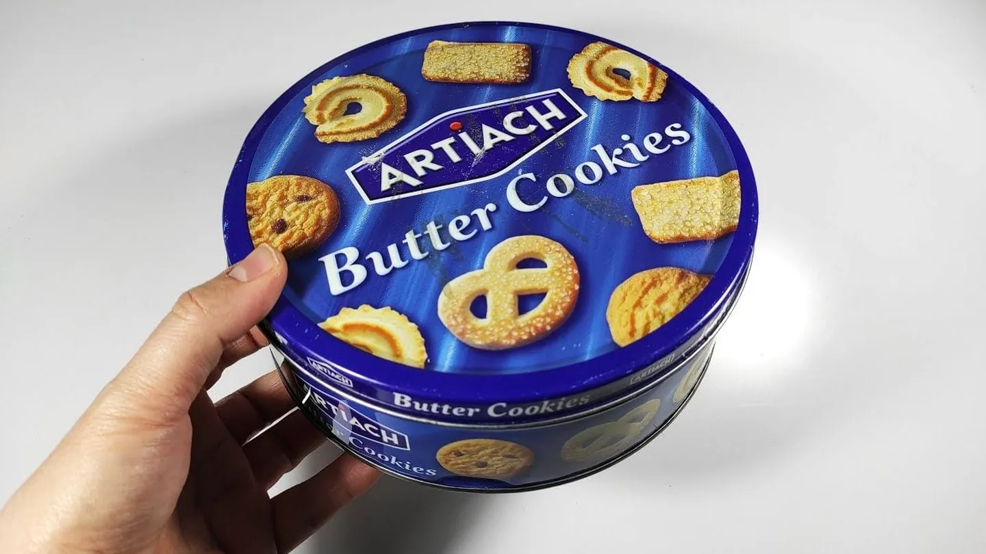 Bastano due barattoli di biscotti vuoti: crea questo fantastico scaffale per la tua camera o il tuo bagno che non sembra affatto riciclato