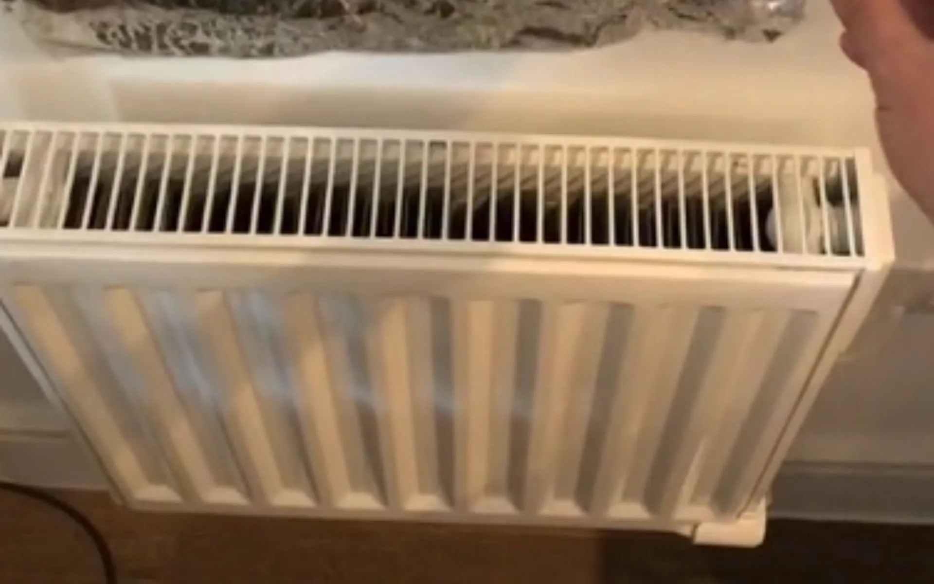 Bollette del riscaldamento più basse con un semplice pannello dietro al termosifone