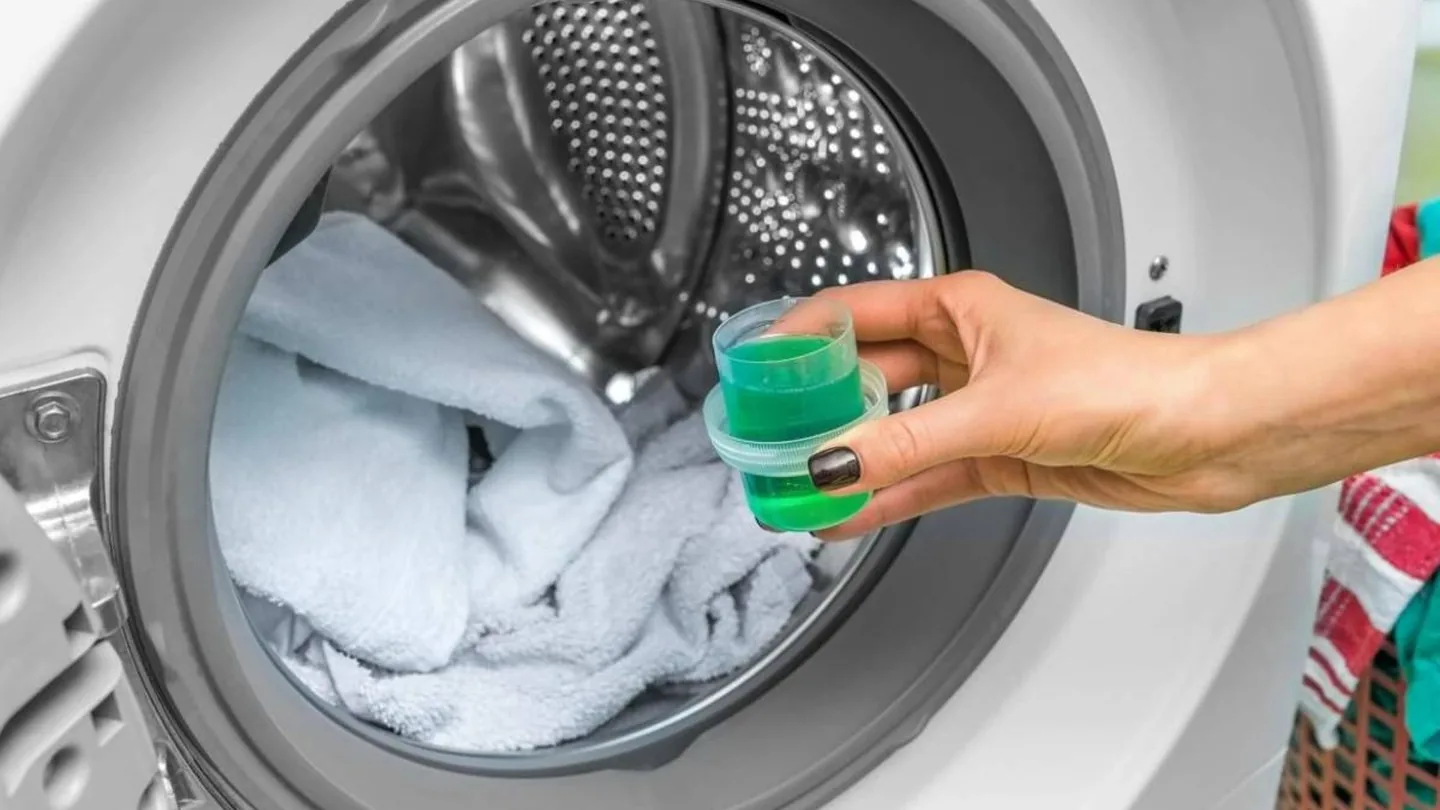 Bucato morbido e profumato senza ammorbidente: il metodo con 2 cucchiai nel cestello