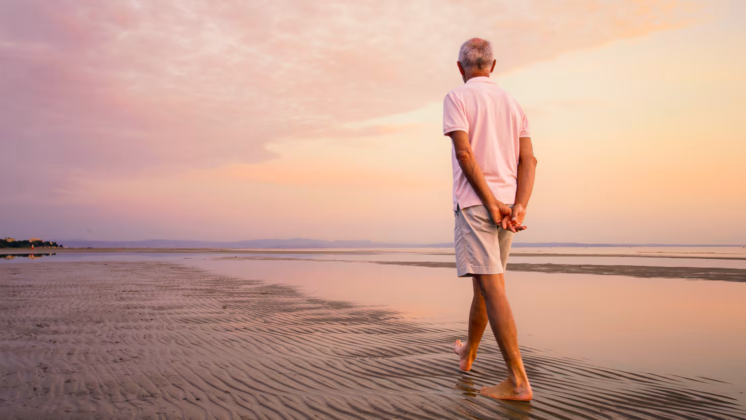 Caminar con las manos en la espalda: el gesto común que revela estos rasgos de personalidad