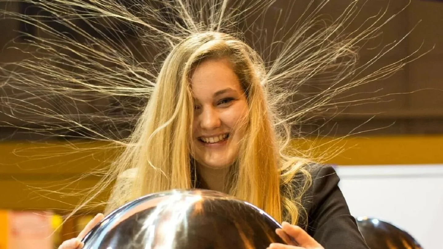 Capelli elettrici con il cappello invernale? Il trucco semplice con la pallina di alluminio