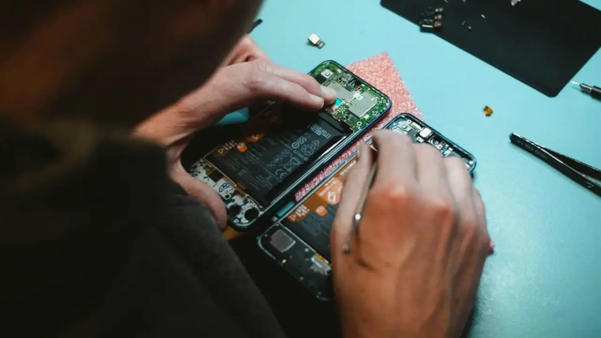 Cellulari più duraturi e facili da riparare: il nuovo obbligo UE sulle batterie rimovibili dal 2027