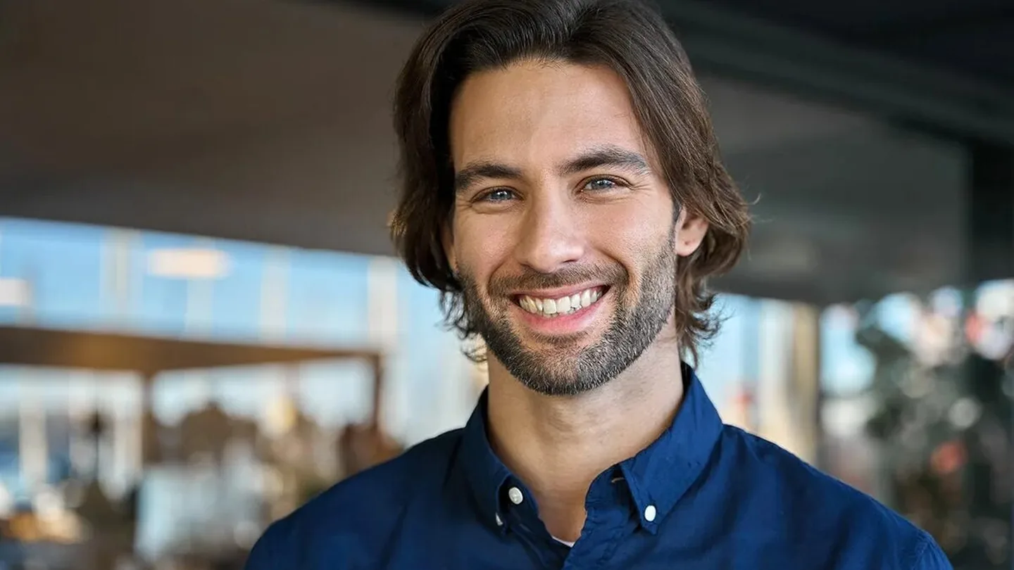 Comunicare meglio subito: il metodo semplice di sorriso e ascolto spiegato dalla psicologia positiva