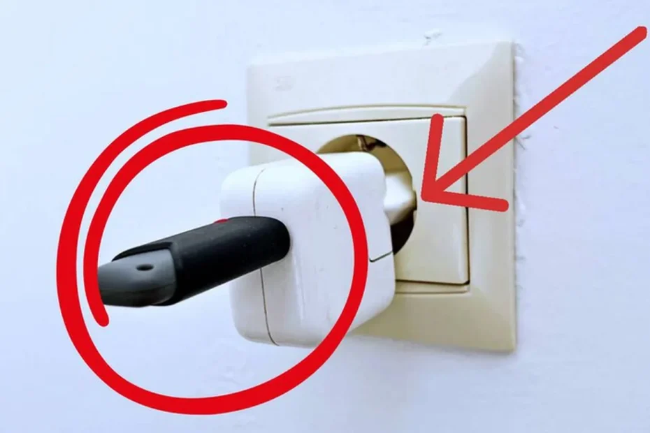 Cosa succede davvero se colleghi una chiavetta USB al caricabatterie del cellulare: il test che chiarisce ogni dubbio