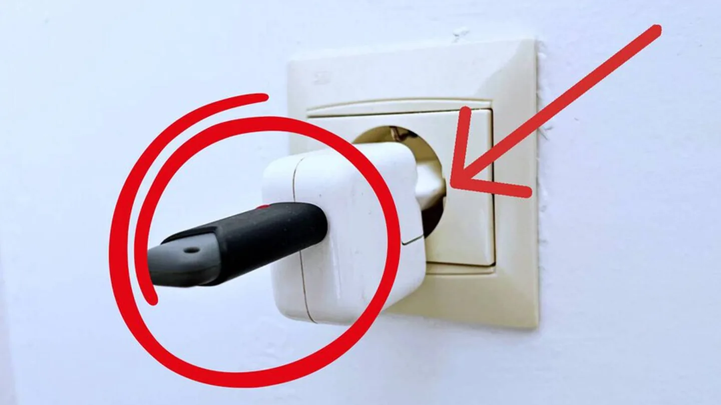 Cosa succede davvero se colleghi una chiavetta USB al caricabatterie del cellulare: il test che chiarisce ogni dubbio