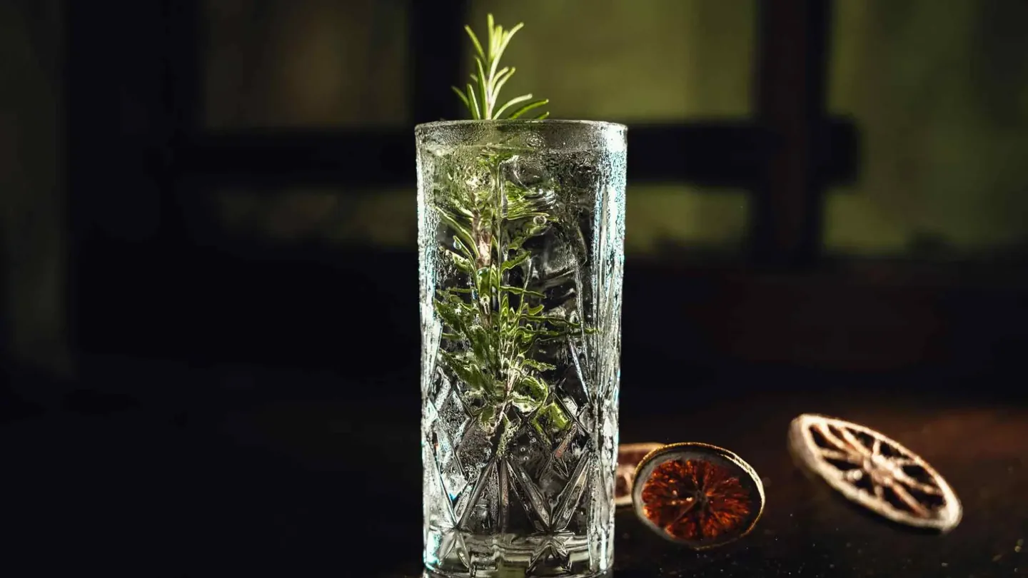 Dormire meglio e aria più pulita: il semplice trucco del barattolo di rosmarino in camera da letto