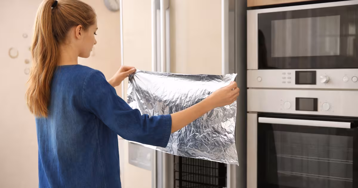 Frigo più pulito e meno odori: il trucco semplice con la carta alluminio dietro l’elettrodomestico