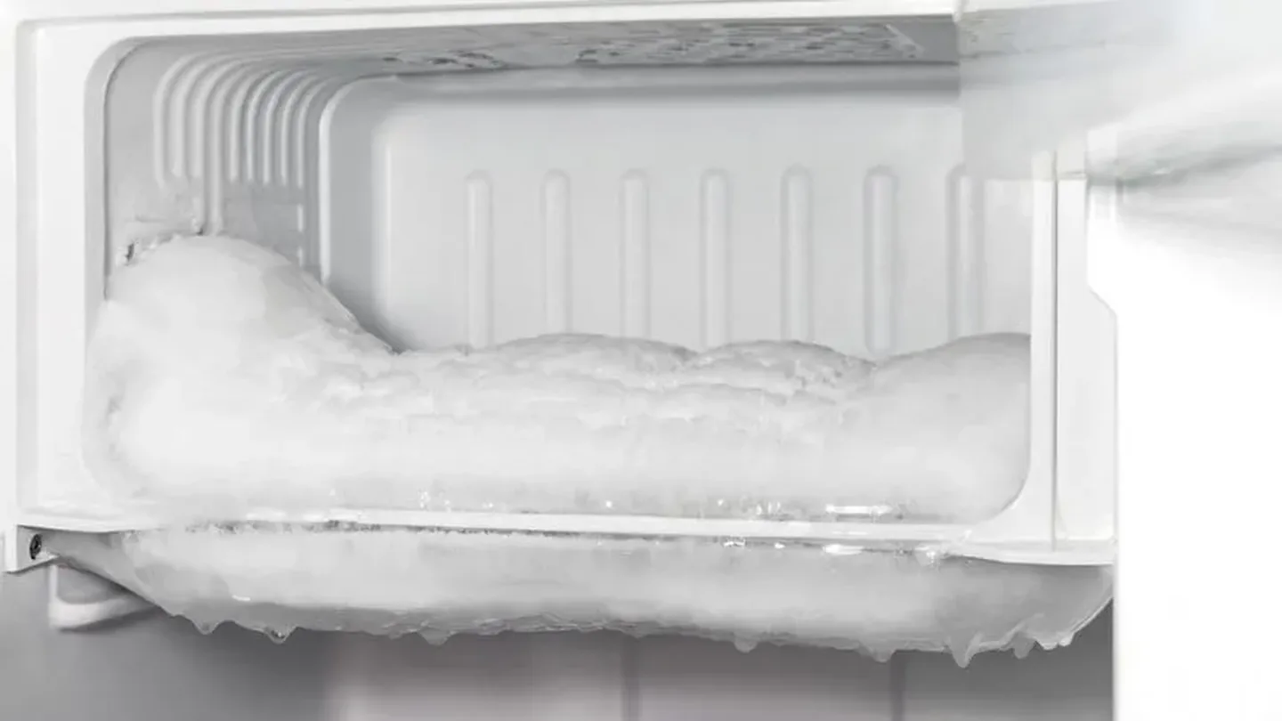 Ghiaccio del freezer eliminato in pochi minuti: il metodo semplice con carta alluminio