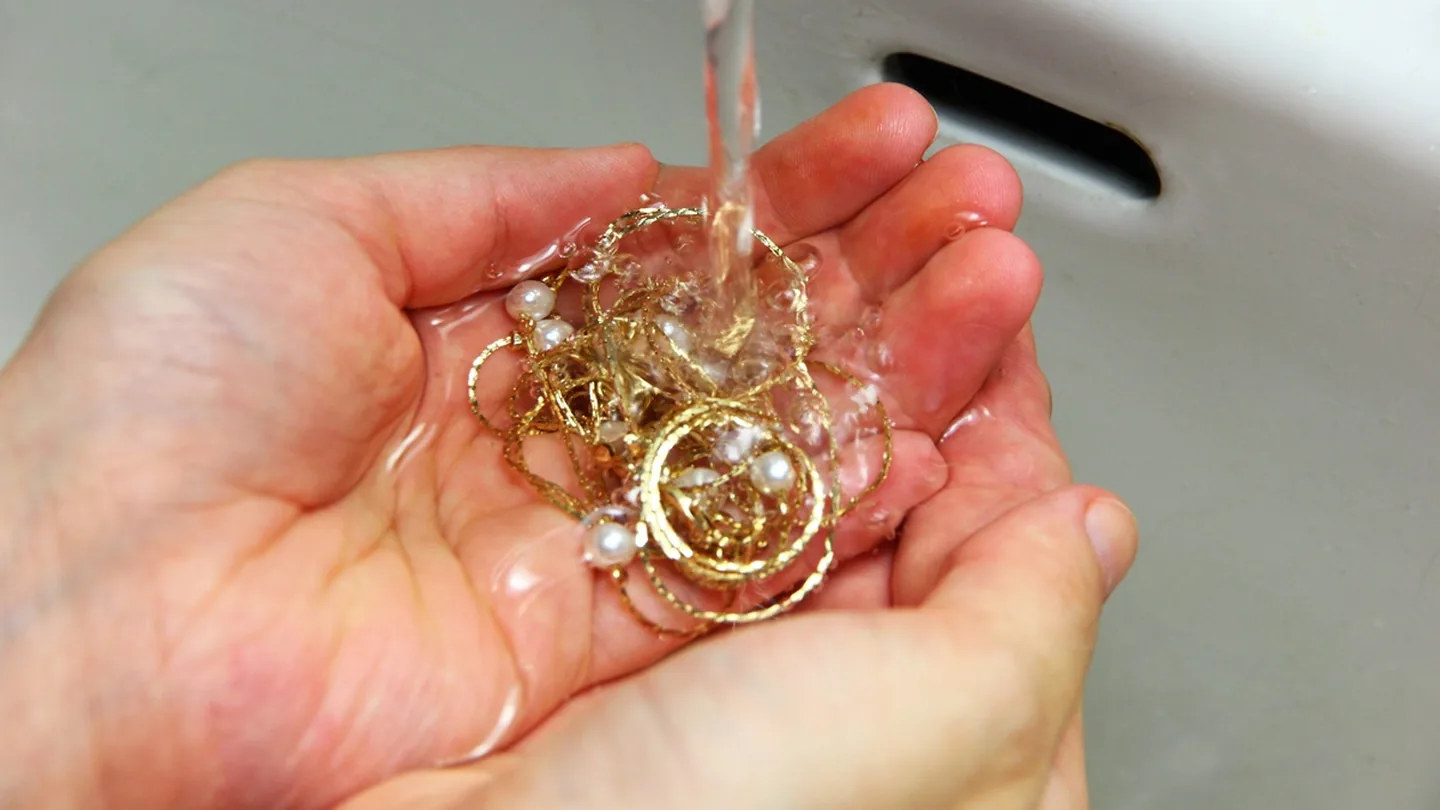 Gioielli subito brillanti con poche spruzzate: il metodo semplice che funziona davvero