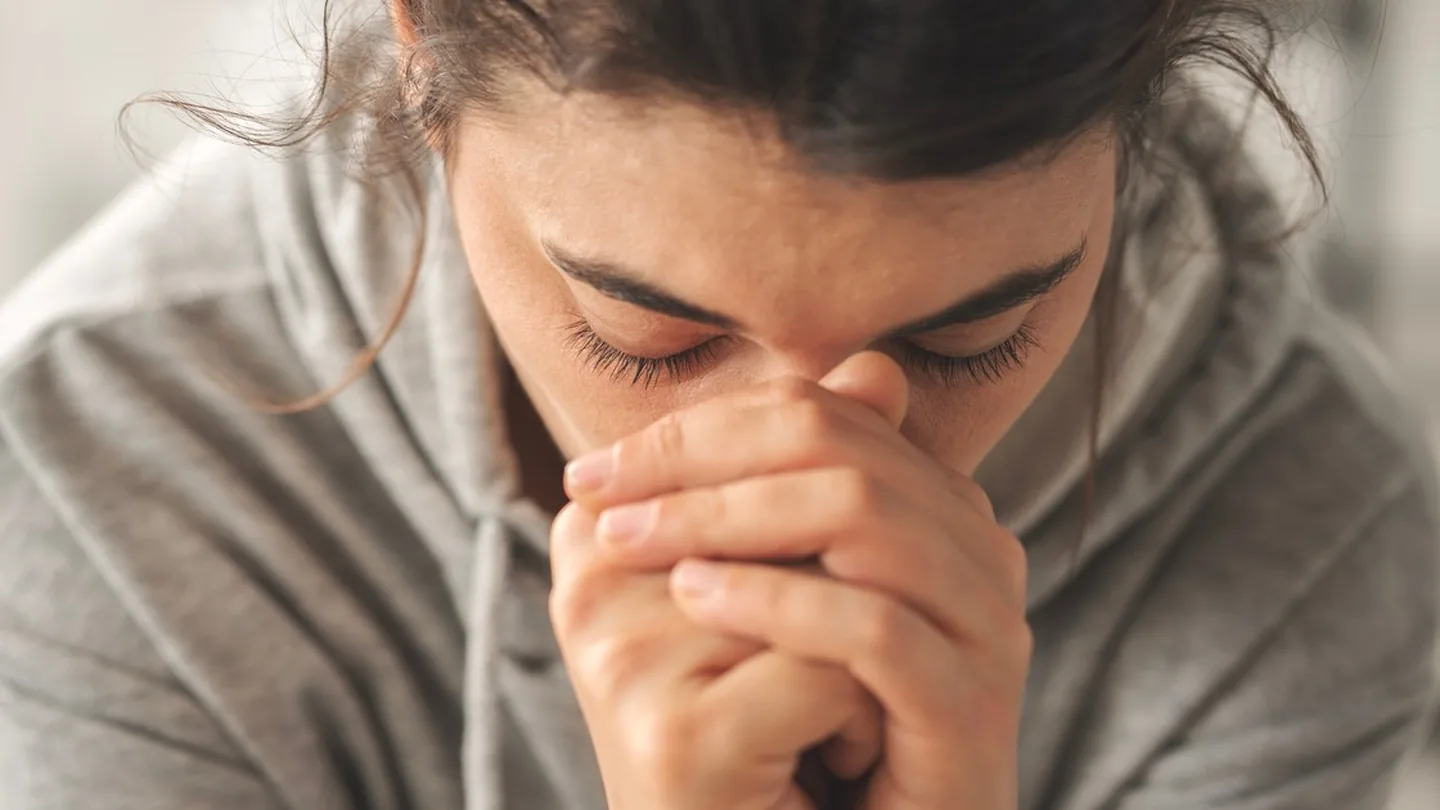 Giovani infelici e sotto pressione economica: il paradosso che sta logorando la Gen Z