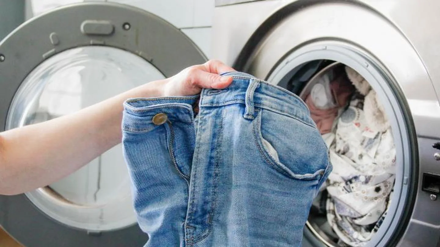 Jeans sempre freschi senza rovinarli: la semplice regola per capire quando lavarli davvero