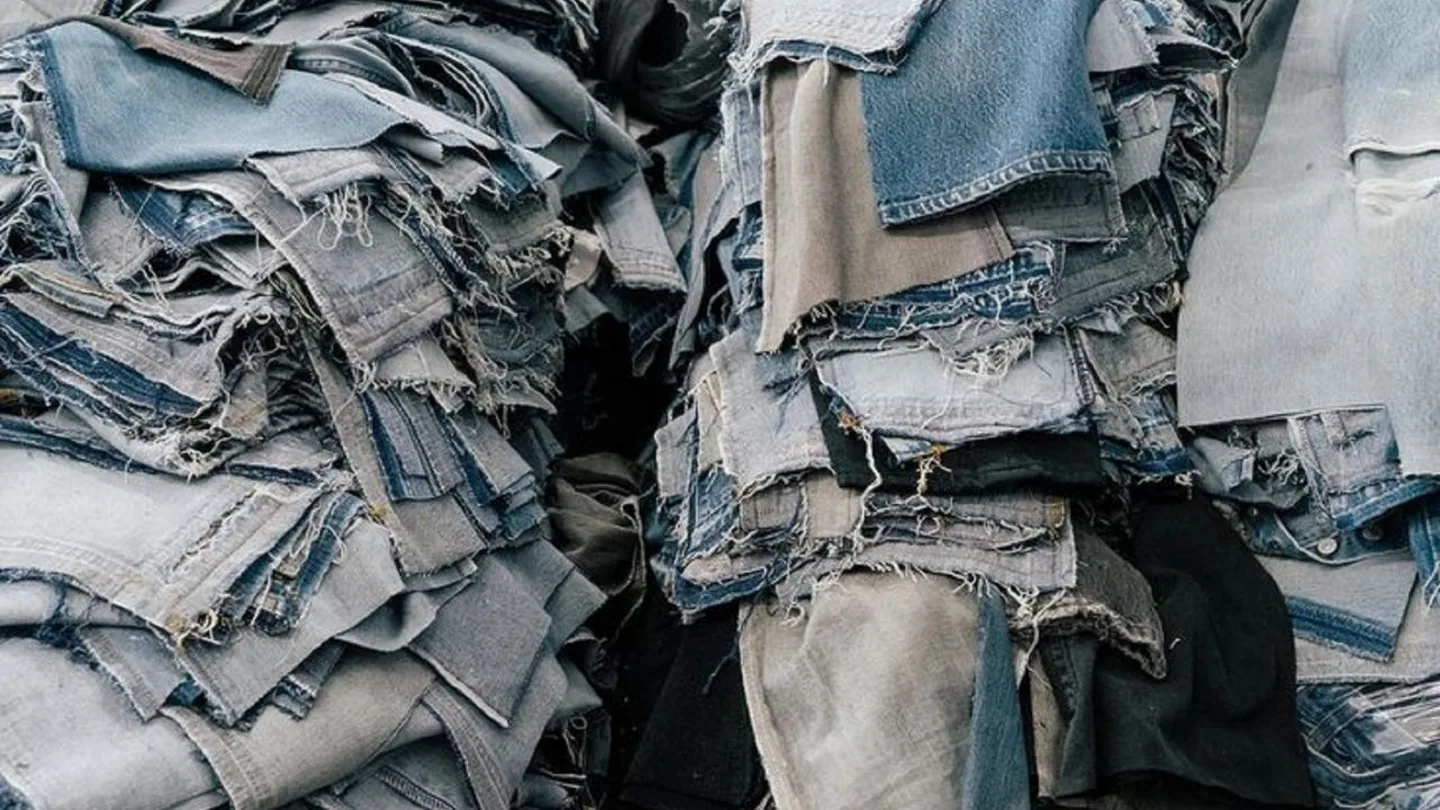 Jeans vecchi trasformati in accessori utili: il metodo semplice per riciclarli e dar loro nuova vita