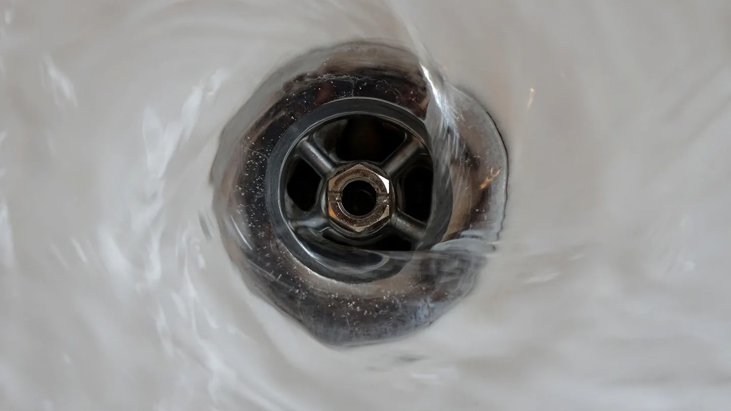Lavabo intasato risolto subito: il metodo con la gruccia metallica che funziona meglio di aceto e bicarbonato