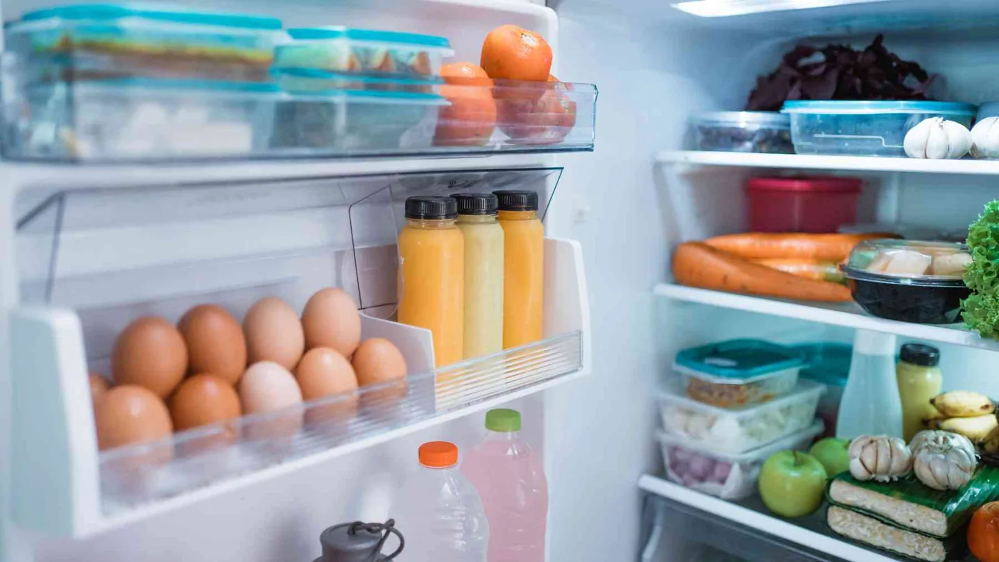 Mai più cibo da buttare: il trucco semplice per controllare il frigo quando sei in vacanza