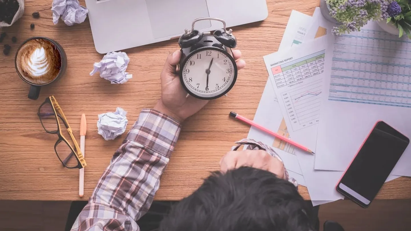 Meno stress e più controllo sul tempo: il metodo delle 10 minuti a fine giornata