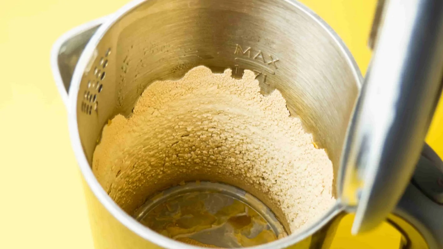 Niente più calcare in bollitore: il metodo semplice che sostituisce aceto e anticalcare