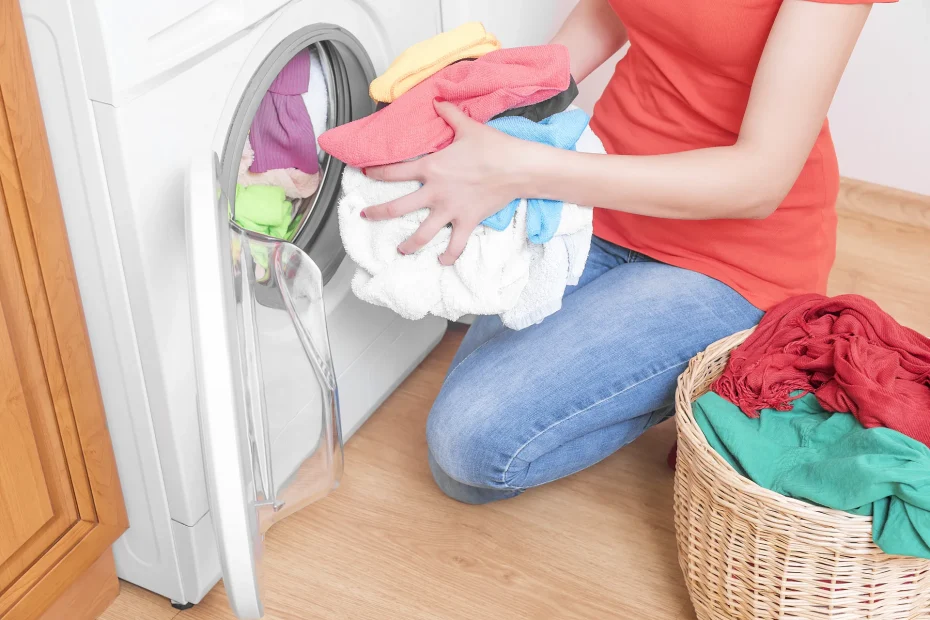 Panni puliti spendendo meno: il metodo dei 20 gradi che consigliano gli idraulici