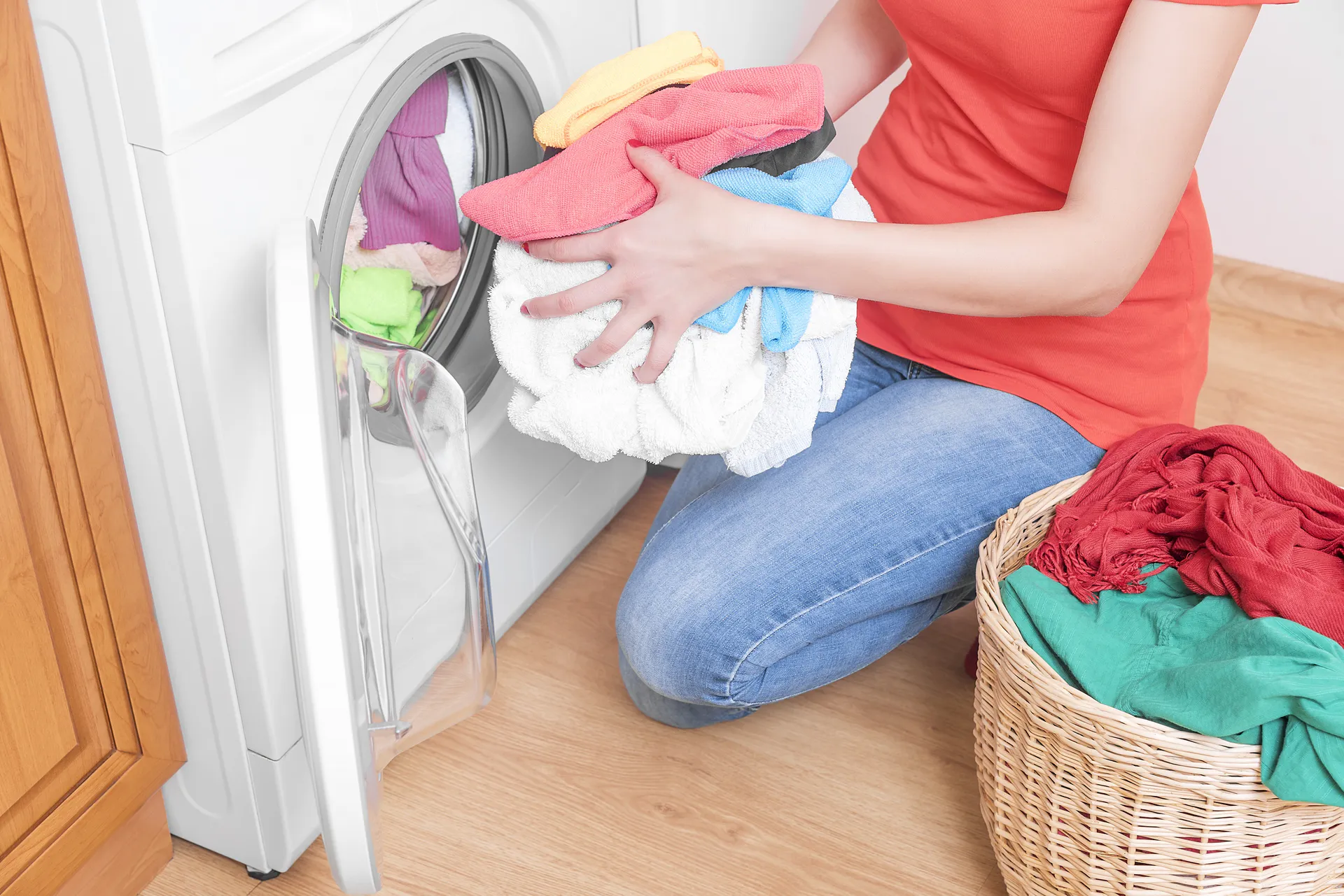 Panni puliti spendendo meno: il metodo dei 20 gradi che consigliano gli idraulici