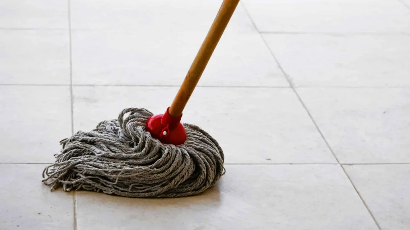«Passavo subito lo straccio» – questo passaggio spesso trascurato fa la differenza per un pavimento davvero pulito