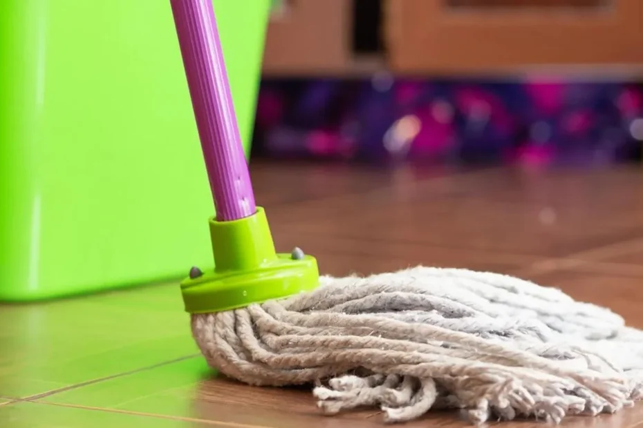 Pavimenti come nuovi senza ammoniaca: il semplice trucco con limone e acqua del secchio
