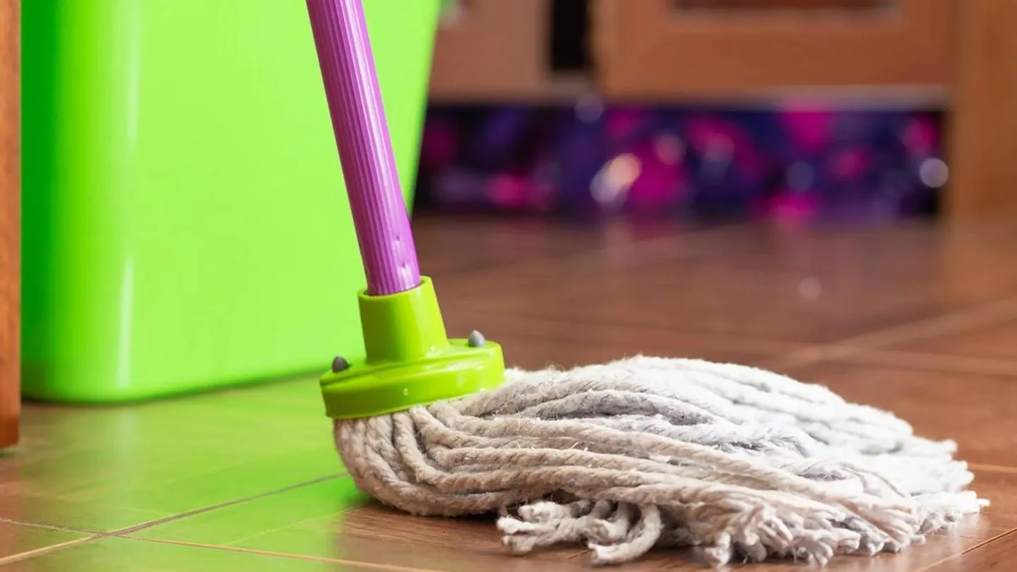 Pavimenti come nuovi senza ammoniaca: il semplice trucco con limone e acqua del secchio
