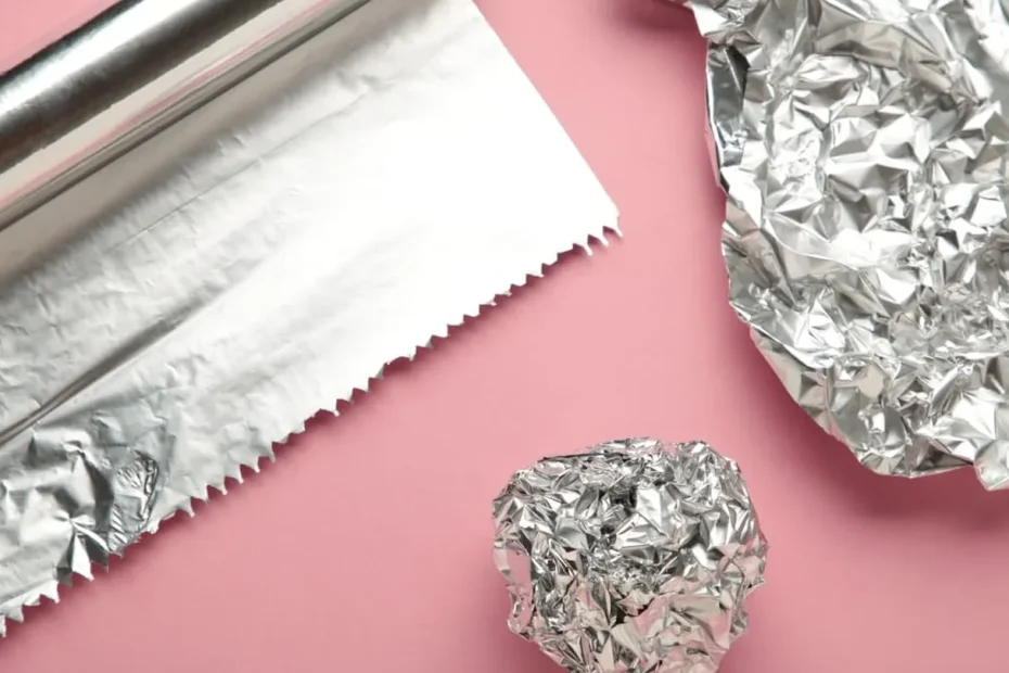 Pavimenti più puliti con meno fatica: il trucco del foglio di alluminio sullo scopino