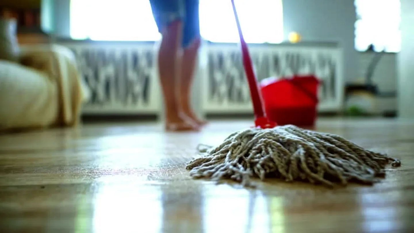 Pavimenti più puliti e senza odori: il metodo semplice con l’aceto bianco