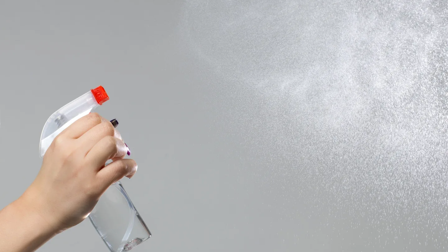 Pavimenti sempre puliti e protetti: il metodo semplice con l’aceto che molti usano in casa