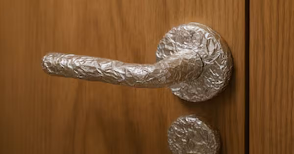 Più sicurezza in casa con un trucco semplice: il metodo del foglio di alluminio sulla maniglia
