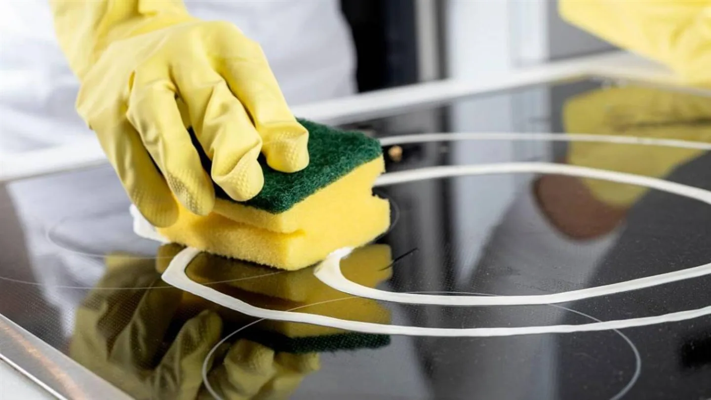 Piano cottura a induzione come nuovo: il trucco semplice con un prodotto che hai già in casa