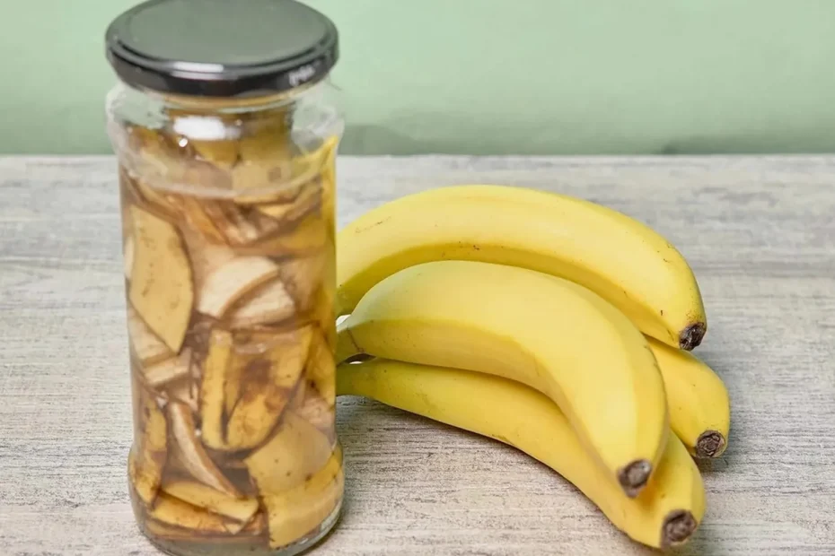 Piante più forti e meno parassiti: il semplice metodo con bucce di banana e aceto