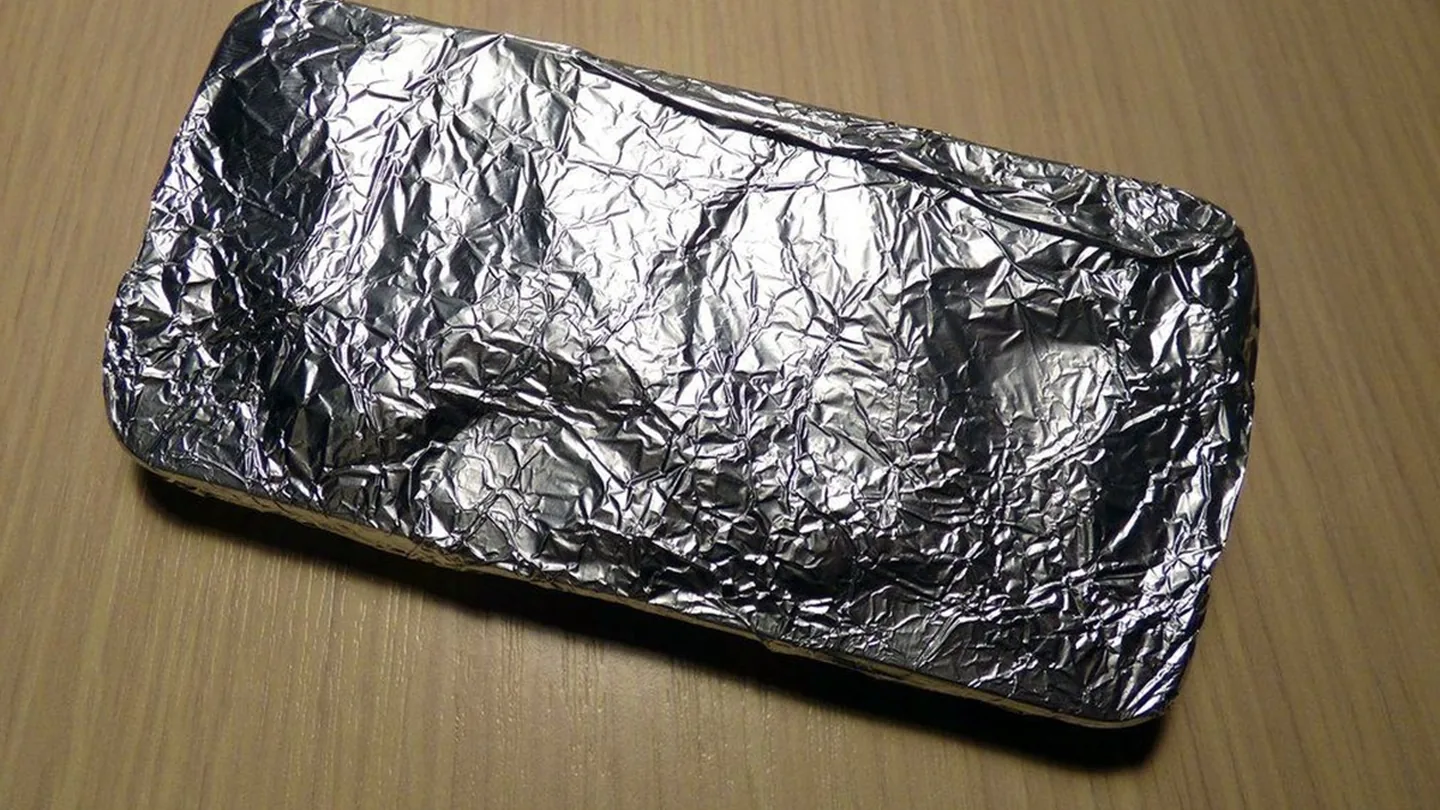 Portafoglio più sicuro e soldi più protetti: il metodo del foglio di alluminio spiegato bene