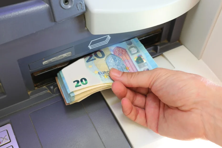 Prelievi in contanti bloccati e multe salate: il limite nascosto del bancomat che fa scattare il Fisco