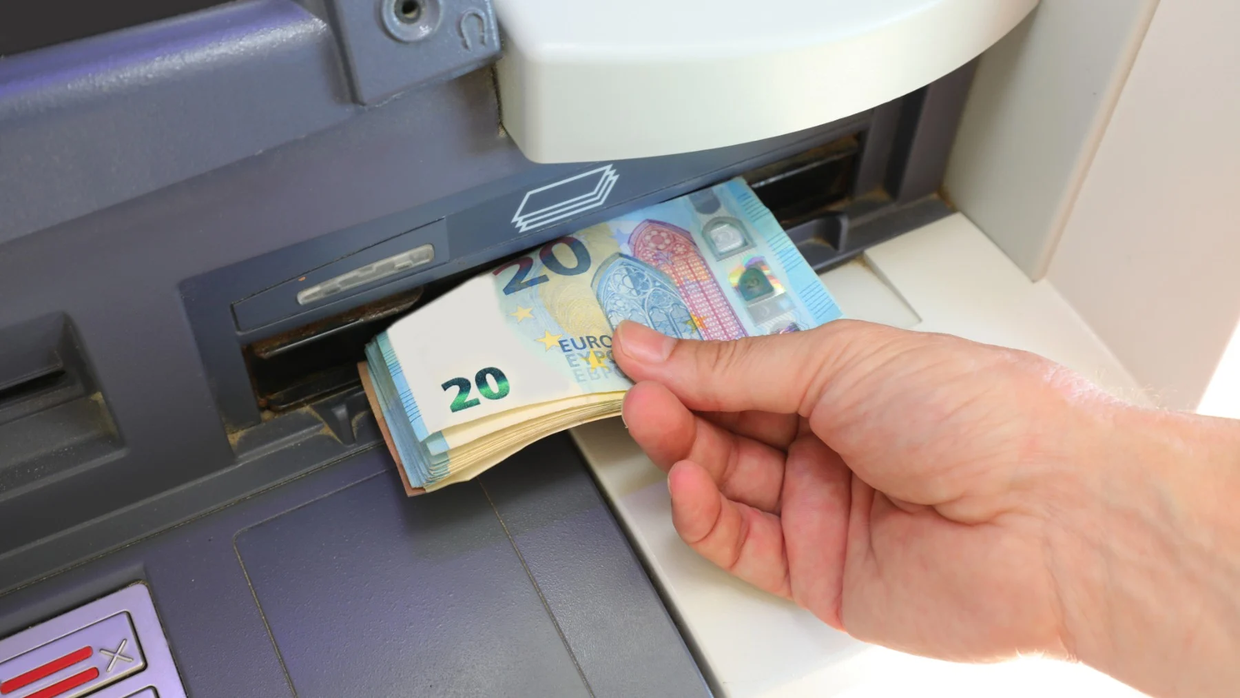 Prelievi in contanti bloccati e multe salate: il limite nascosto del bancomat che fa scattare il Fisco