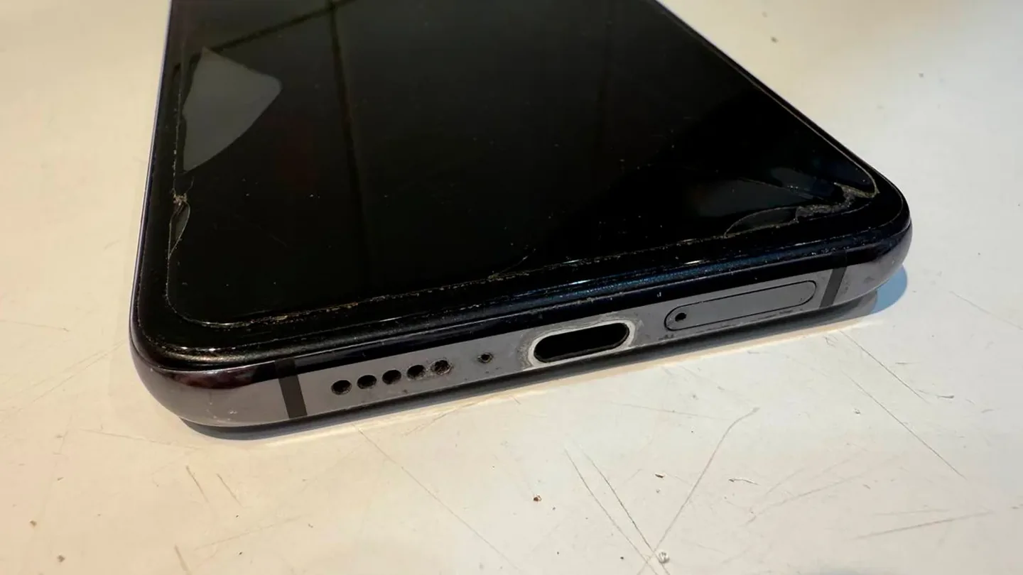 Problemi con le chiamate? Il piccolo foro sotto il telefono nasconde il segreto della tua voce