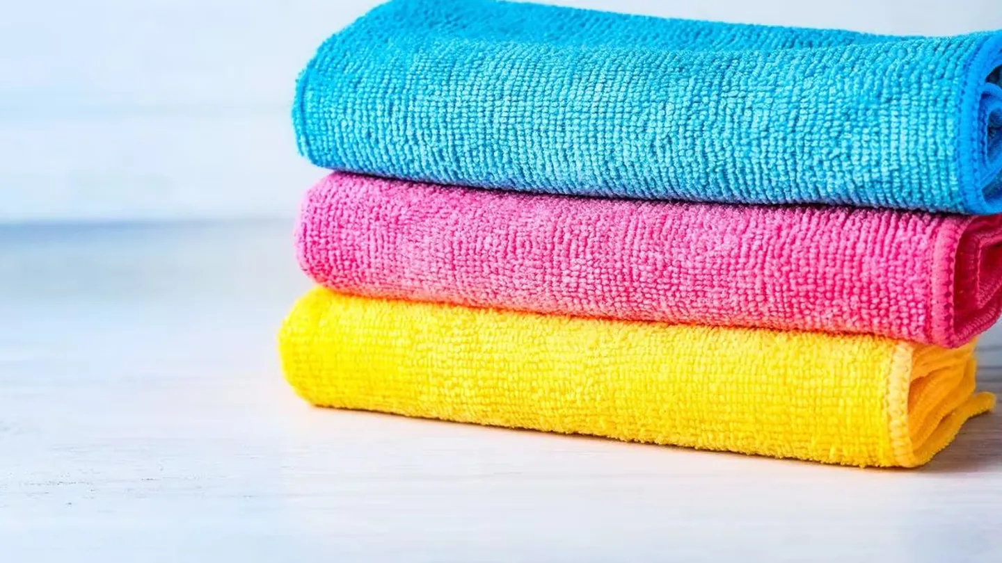 Pulire senza microfibra: il problema nascosto e le alternative semplici da usare