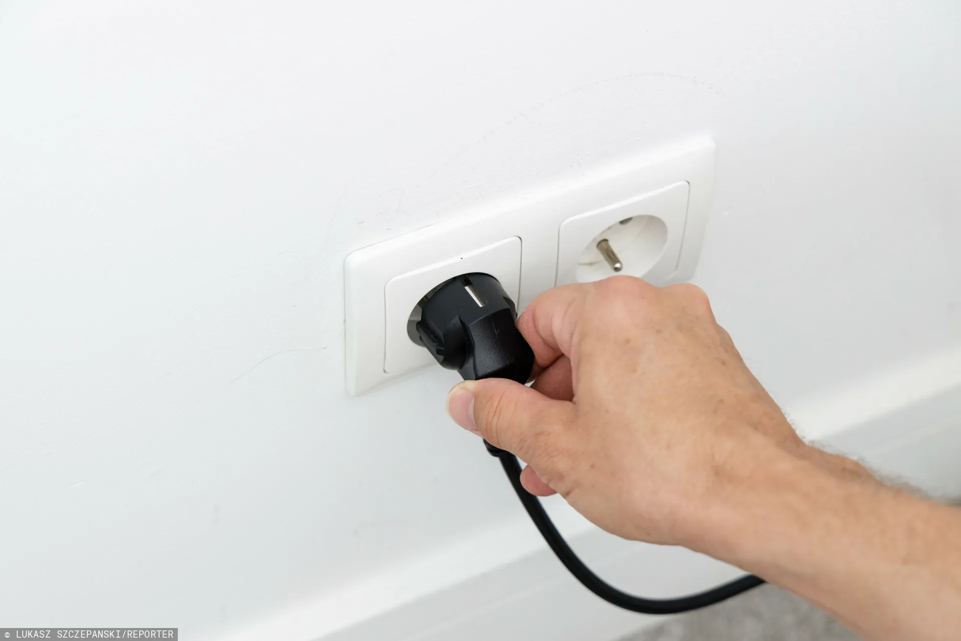 Questa abitudine in cucina ti alza la bolletta: il vero elettrodomestico che consuma più di lavatrice e frigo