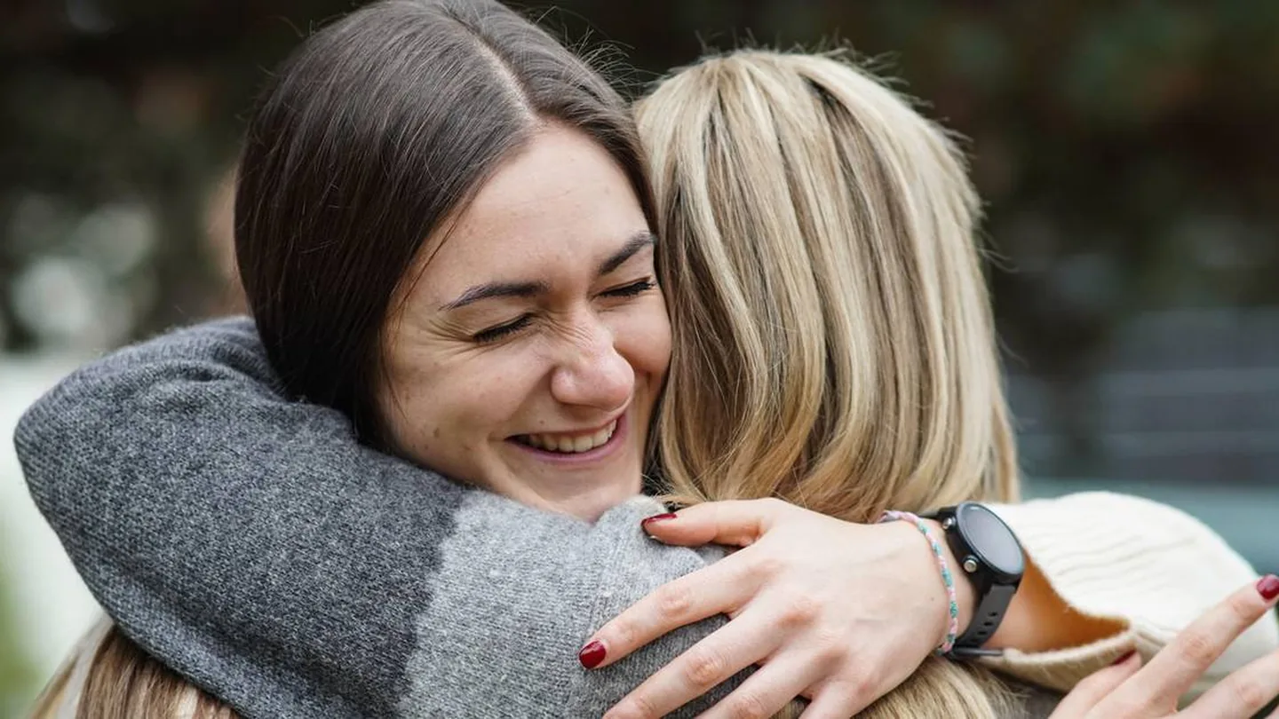 Riconosci subito un narcisista con il semplice “test dell’abbraccio”