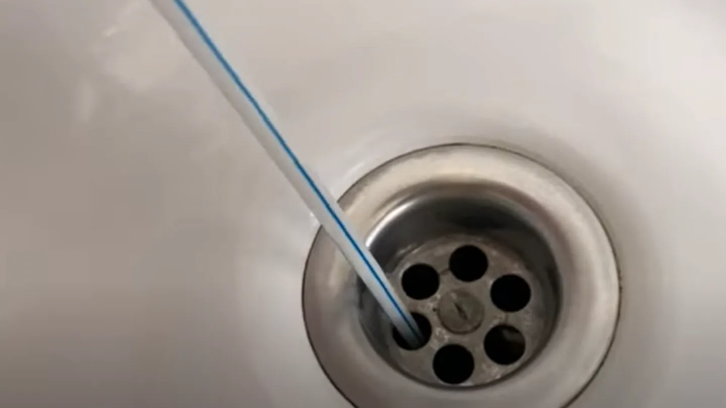 Scarico del lavandino intasato dai capelli? Il trucco semplice con la cannuccia che ti fa risparmiare